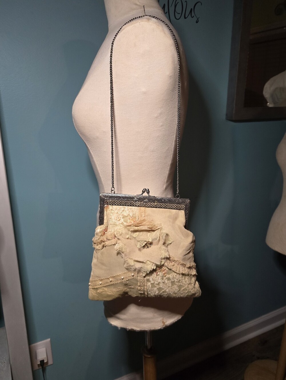 Vintage-Inspired Cream Lace Evening Shoulder Bag